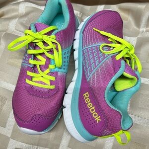 Woman’s Sneakers size 5 . New in good condition.